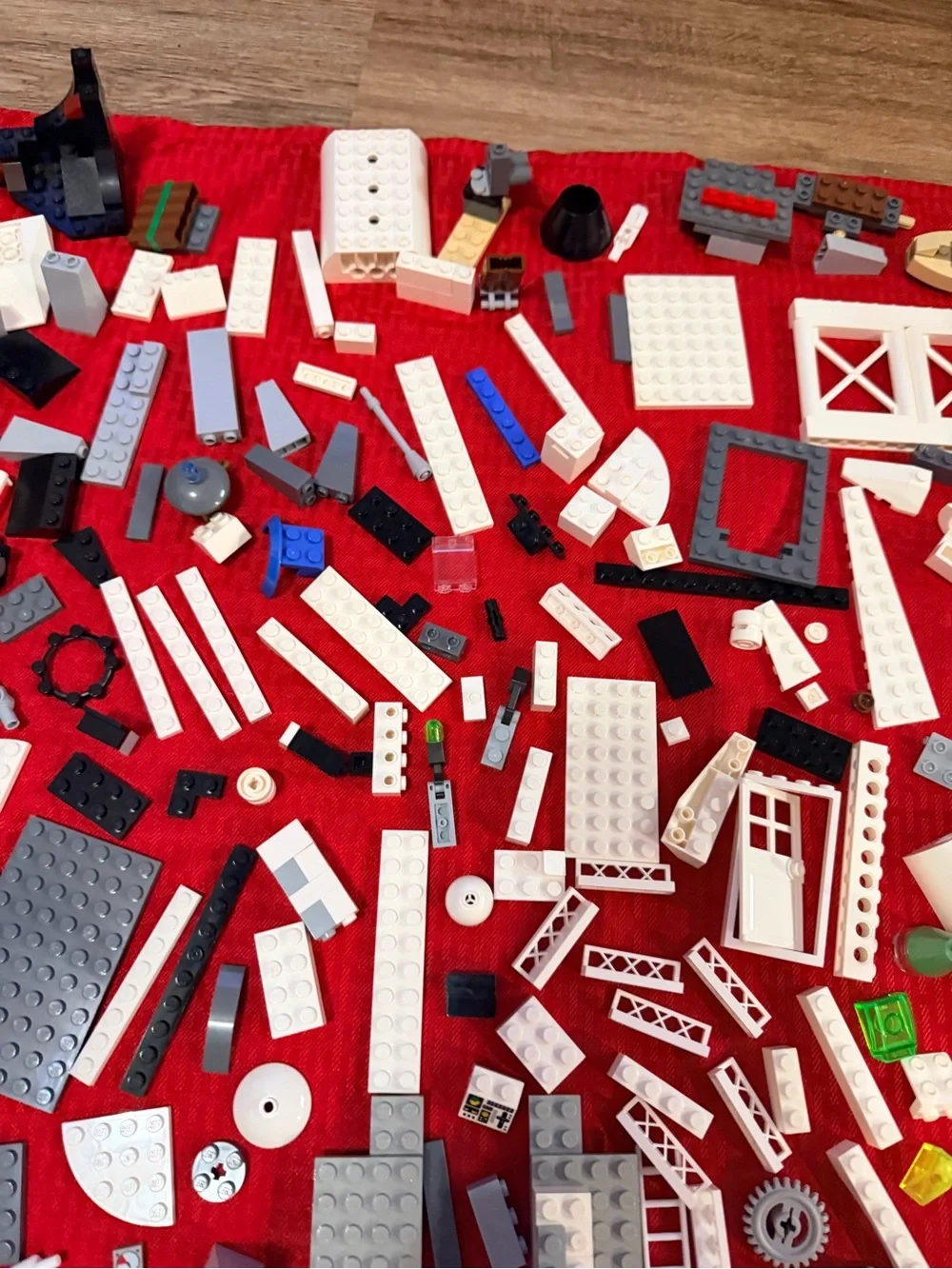 Legos mixed odd lot 2.9 lbs with Star Wars minifigures